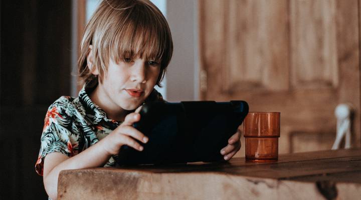 Chico consultando la sección de ayuda en una tablet