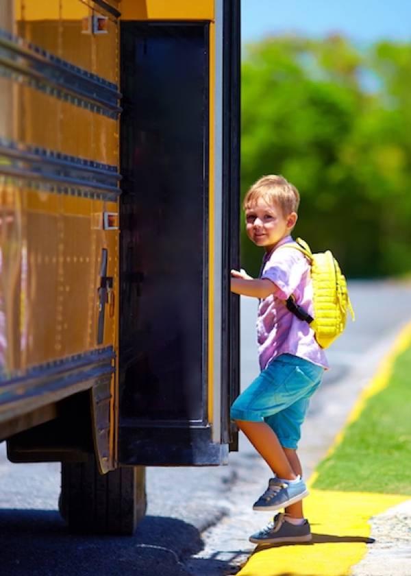 Estudiante subiendo al transporte escolar