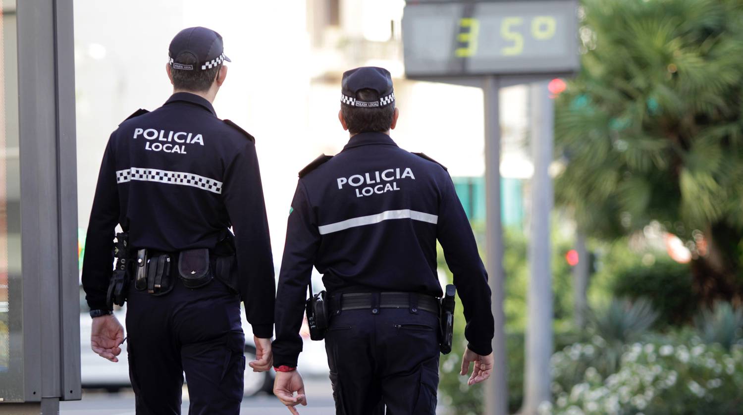 Pareja de agentes de policía